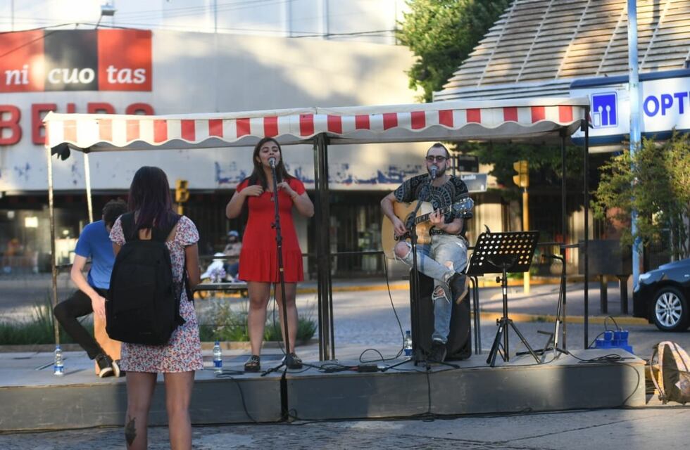 Música en vivo en la jornada de domingo de “Plaza Feria”