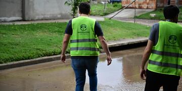 Operarios recorren las zonas afectadas por el temporal y brindan asistencia a los vecinos