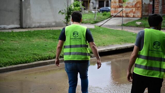 Operarios recorren las zonas afectadas por el temporal y brindan asistencia a los vecinos