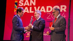 El gobernador Carlos Sadir hace entrega de la estatuilla del Premio San Salvador al Dr. Ramón Alfonso Exeni. Con ellos, el intendente Raúl Jorge en el escenario del Centro Cultural "Éxodo Jujeño".