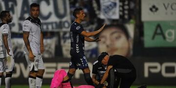 Olivera alcanzado por un proyectil que lanzó la hinchada de Quilmes.