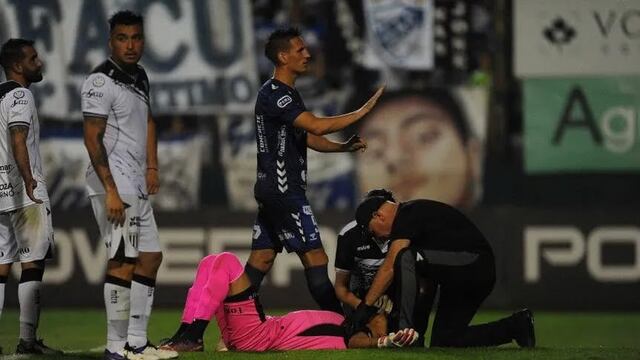 Olivera alcanzado por un proyectil que lanzó la hinchada de Quilmes.