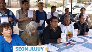 La dirigencia agrupada en la Intergremial Jujuy, en conferencia de prensa en la plaza Belgrano este lunes.