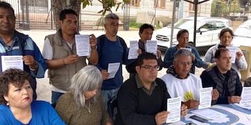 La dirigencia agrupada en la Intergremial Jujuy, en conferencia de prensa en la plaza Belgrano este lunes.