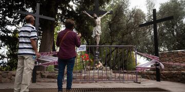 Mendoza 2 de abril 2021 Sociedad
Una nueva Semana Santa en pandemia: actividades, cupos, restricciones y los protocolos en el Calvario
Luego de un 2020 sin actividades en el espacio público, este año se retomaron con importantes medidas sanitarias. Hay un único ingreso y sentido de circulación, no pueden permanecer más de 45 personas en simultáneo y no hay actividades en el lugar. Al mediodía cortan el tránsito por Cervantes
Foto: Ignacio Blanco / Los Andes