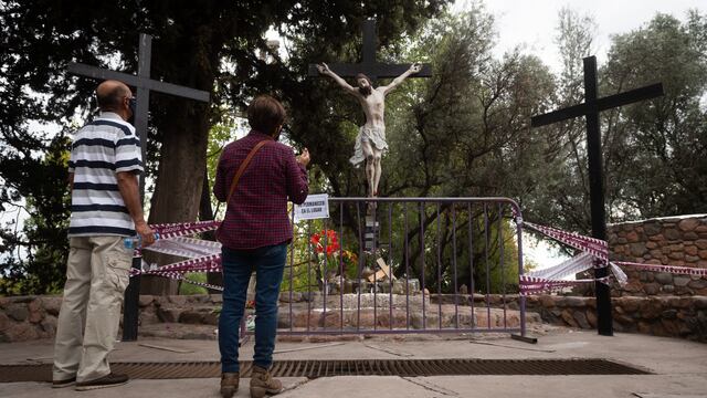 Mendoza 2 de abril  2021 Sociedad
Una nueva Semana Santa en pandemia: actividades, cupos, restricciones y los protocolos en el Calvario
Luego de un 2020 sin actividades en el espacio público, este año se retomaron con importantes medidas sanitarias. Hay un único ingreso y sentido de circulación, no pueden permanecer más de 45 personas en simultáneo y no hay actividades en el lugar. Al mediodía cortan el tránsito por Cervantes
Foto: Ignacio Blanco / Los Andes