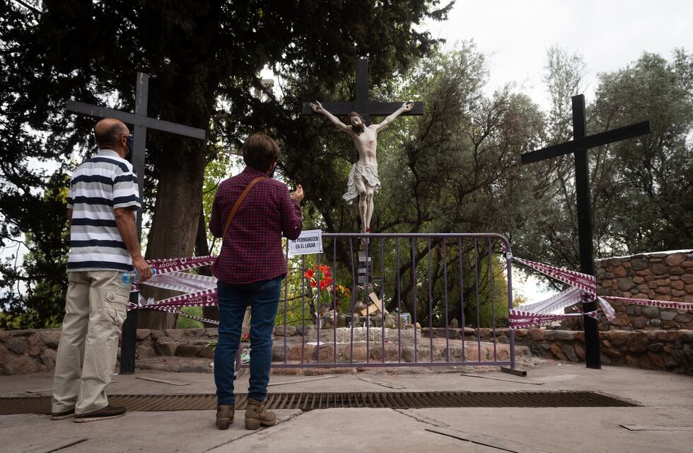 Viernes Santo: cientos de mendocinos se hicieron presente en el Calvario