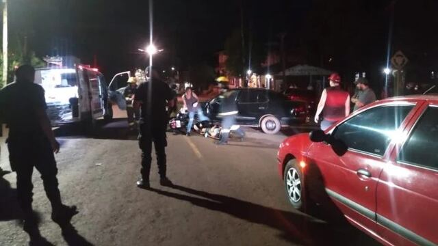 Choque entre un auto y una moto en Jardín América dejó un herido.