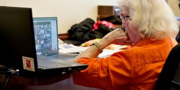 Hay adultos mayores que aún no aprender a utilizar las nuevas tecnologías. Por eso es tan importante que estudiantes universitarios se sumen a esta propuesta. (Imagen por AP)