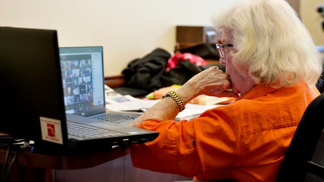 Nuevas tecnologías. Hay adultos que todavía no ingresaron a la transformación digital y de cuyo ingreso depende su permanencia en el mercado laboral. (AP)