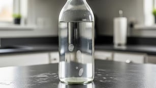 Ni vinagre ni bicarbonato: el truco definitivo para limpiar las botellas de vidrio y dejarlas como nueva