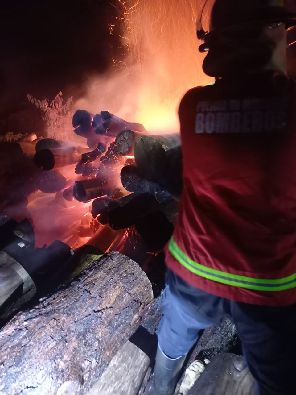 Incendio en un aserradero de Mártires: se quemó una estiba de rollos de pino.