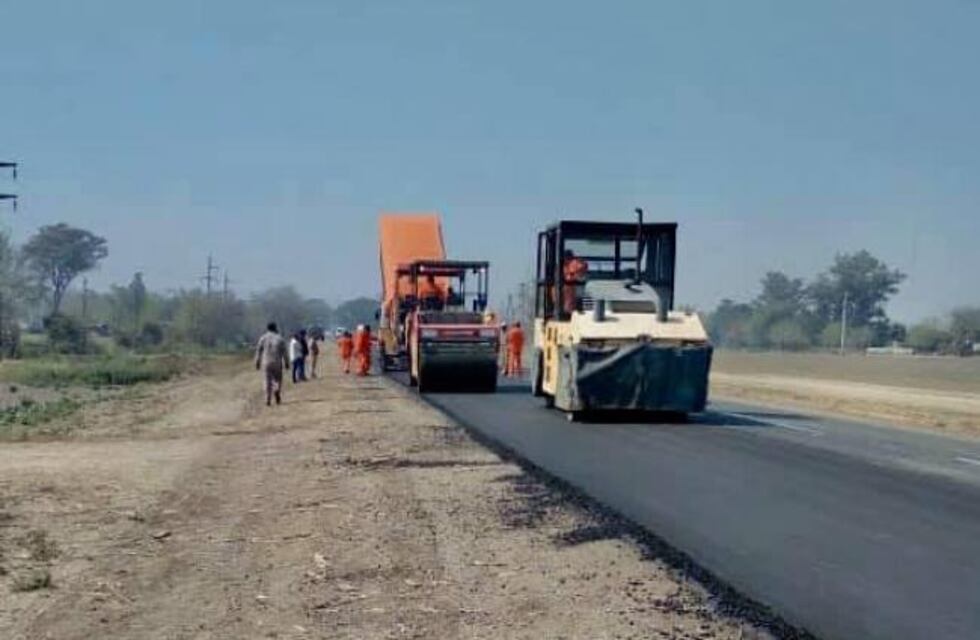 Realizan trabajos de repavimentación en la Ruta 329
