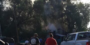 El fuego consumió la antigua casilla del ferrocarril. Gentileza Alvear Hoy