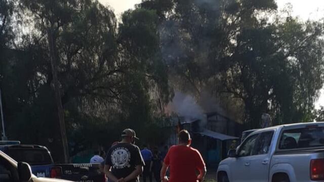 El fuego consumió la antigua casilla del ferrocarril. Gentileza Alvear Hoy