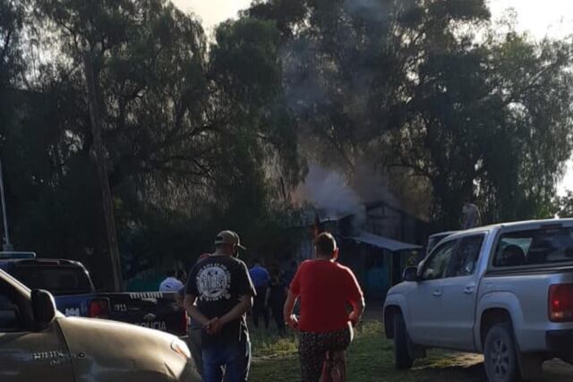 El fuego consumió la antigua casilla del ferrocarril. Gentileza Alvear Hoy