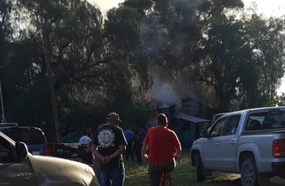 El fuego consumió una antigua casilla del ferrocarril y dos familias perdieron todo