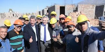 En su visita a San Juan, Alberto Fernández visitó un barrio en construcción.