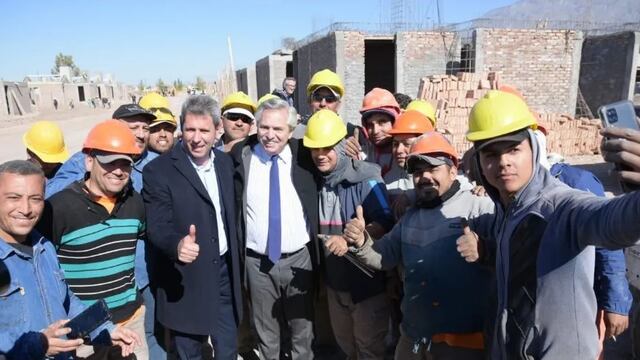 En su visita a San Juan, Alberto Fernández visitó un barrio en construcción.