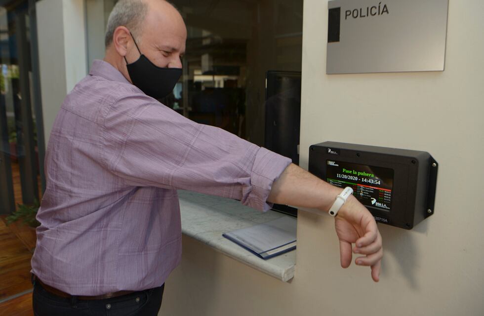 Coronavirus: cordobeses fabricaron una pulsera que detecta la fiebre y sube los registros a la web