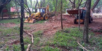 Continúan el mantenimiento de espacios verdes en la ciudad de Iguazú.