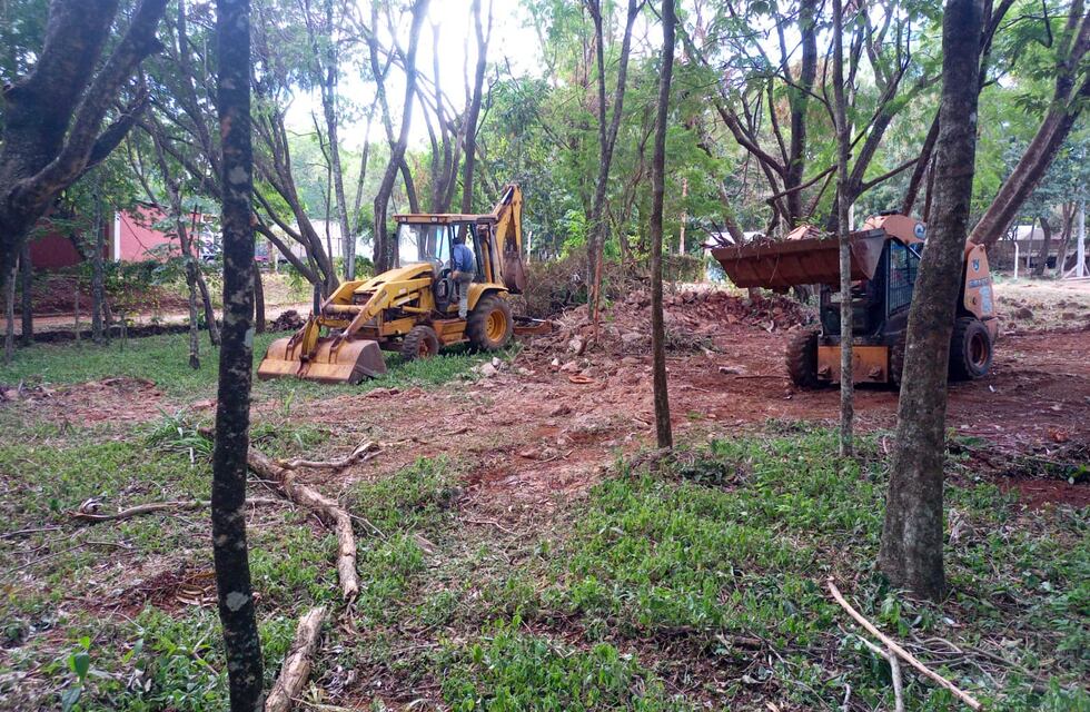 Continúan el mantenimiento de espacios verdes en la ciudad de Iguazú