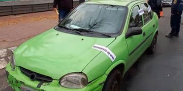 El remis, que circula sin permiso, fue nuevamente levantado por la grúa municipal. (Eldoce.tv)