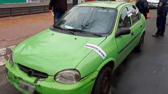 El remis, que circula sin permiso, fue nuevamente levantado por la grúa municipal. (Eldoce.tv)