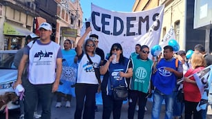Nicolás Fernández, de APUAP, y Mercedes Sosa, del CEDEMS (ambos a la izquierda), junto a demás dirigentes de la Intergremial de Jujuy, encabezaron la marcha.
