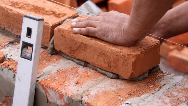 Un sujeto golpeó con un ladrillo a un policía y fue detenido.