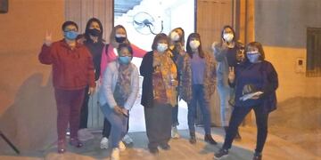 La candidata Zulma Piniella y la concejal Verónica Valente, junto a dirigentes y militantes en una sede de Alto Comedero.