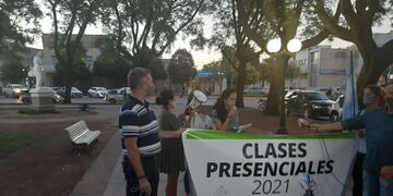 Bocinazo en Rafaela pidiendo clases 100% presenciales