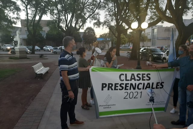 Bocinazo en Rafaela pidiendo clases 100% presenciales