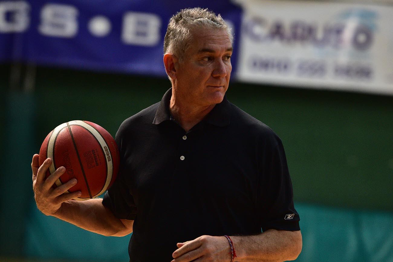 Mario Milanesio entrenador de básquet del club atenas de Cördoba. (José Gabriel Hernández / La Voz)