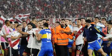 El polémico encontronazo entre los jugadores de River y Boca sobre el cierre del Superclásico. (Clarín)