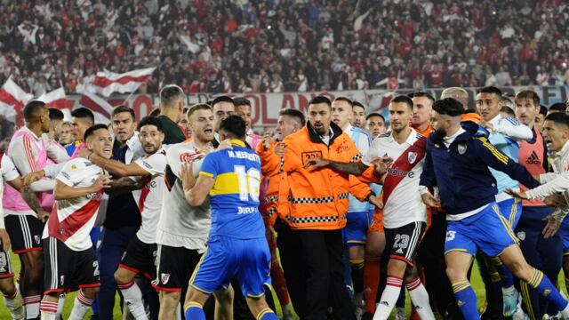 El polémico encontronazo entre los jugadores de River y Boca sobre el cierre del Superclásico.