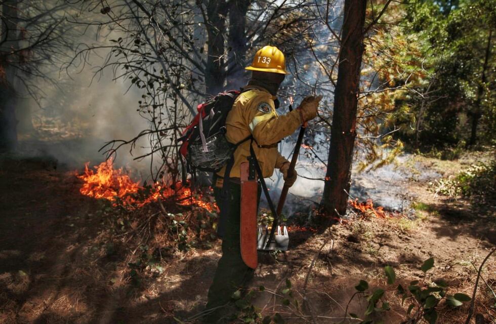 A dos semanas de comenzado el incendio en El Bolsón preocupa el avance del fuego hacia una zona de viviendas