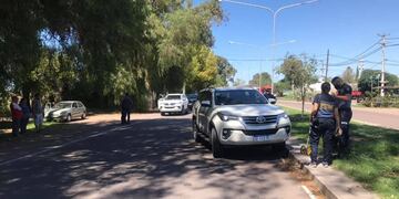 La Toyota Hilux no logro esquivar al niño que salió a la ruta en busca de su pelota. Foto Alvear Hoy