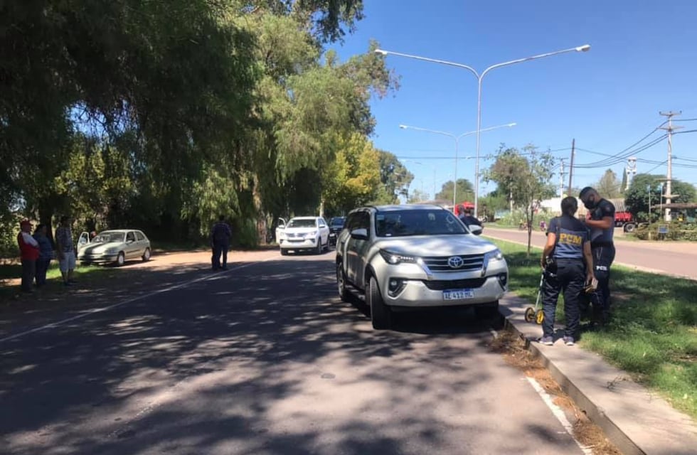 Un niño salió a la ruta a buscar la pelota y lo atropelló una camioneta,  está muy grave