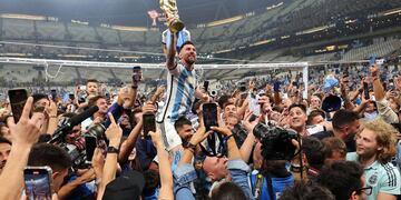 El Kun Agüero levantó a Lionel Messi tras ganar la Copa del Mundo. (AP)