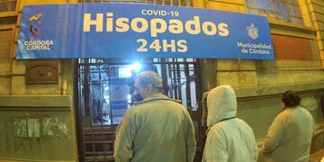 ID:6258194 Centro de testeos las 24 horas en el ex Registro Civil hisopado testeo coronavirus covid Av Colón al 2000 noche testeos nocturno gente haciendo cola en la noche para testearse 8 junio 2021 foto Javier Ferreyra