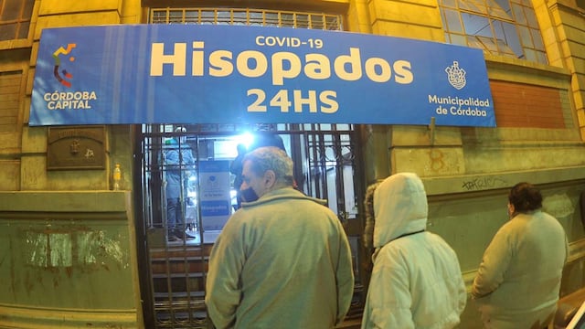 ID:6258194 Centro de testeos las 24 horas en el ex Registro Civil hisopado testeo coronavirus covid Av Colón al 2000 noche testeos nocturno gente haciendo cola en la noche para testearse 8 junio 2021 foto Javier Ferreyra
