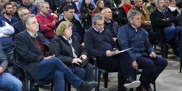 Luis Castellano (Rafaela), Ana Meiners (Esperanza), Pablo Javkin (Rosario) y Emilio Jatón (Santa Fe), algunos de los intendentes reunidos en Santa Fe, escuchando los detalles del acuerdo por el fallo de la deuda de Nación con la Provincia.