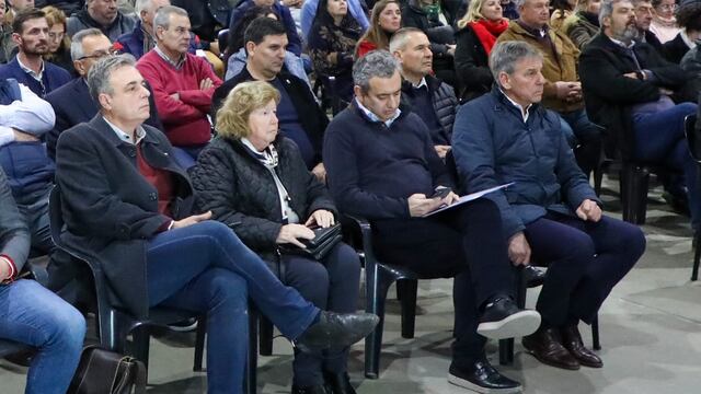 Luis Castellano (Rafaela), Ana Meiners (Esperanza), Pablo Javkin (Rosario) y Emilio Jatón (Santa Fe), algunos de los intendentes reunidos en Santa Fe, escuchando los detalles del acuerdo por el fallo de la deuda de Nación con la Provincia.