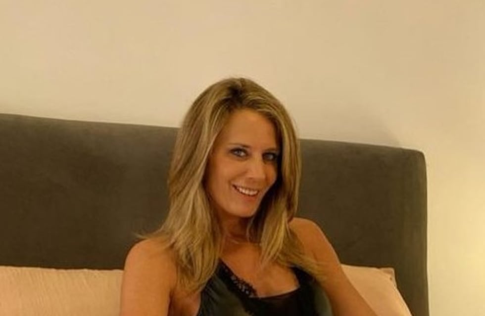 Rocío Marengo lució una minifalda y top rojo, y conquistó a sus fans con una extraña pose