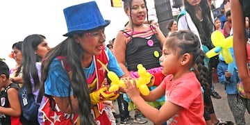 El público interactuó con los artistas en la celebración del Día del Payaso Jujeño.