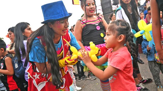 El público interactuó con los artistas en la celebración del Día del Payaso Jujeño.