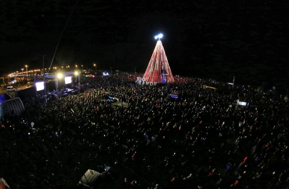 Río Grande: Miles de vecinos disfrutaron del encendido del nuevo arbolito