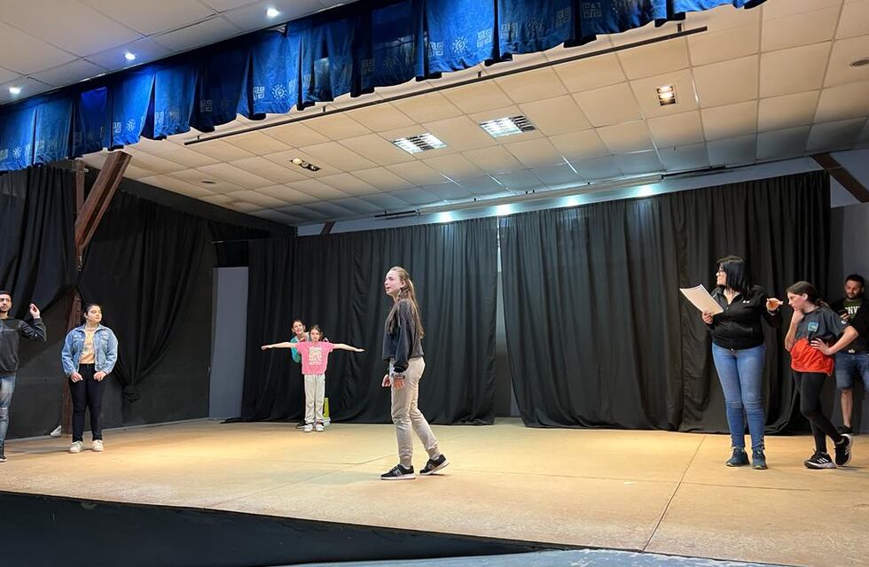 Presentan en el Teatrillo Municipal la comedia musical “La Bella y la Bestia”