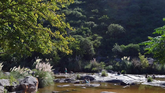 Encontraron una mujer sin vida en un río de Córdoba.